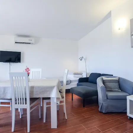 Filipovic With Pool Apartamento